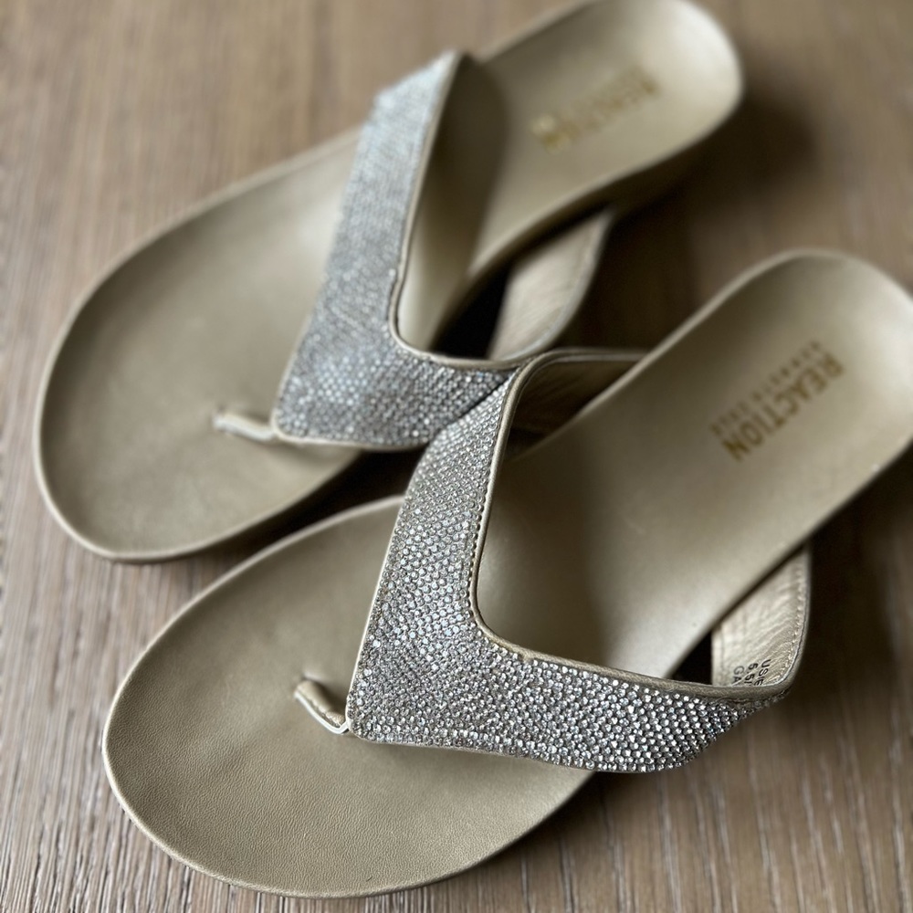 REACTION KENNETH COLE GAVIN JEWEL THONG SANDALS WOMENS 5.5 GOLD & RHINESTONE